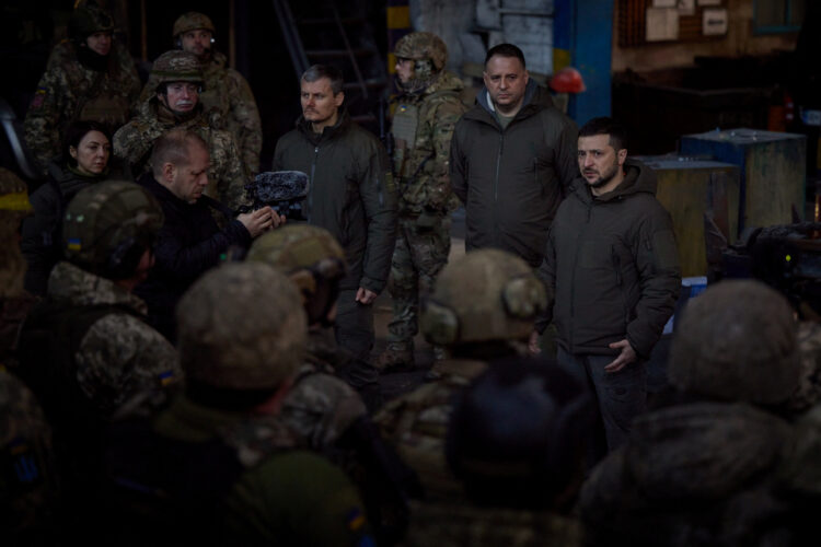 Zelenski obiskal in nagradil ukrajinske vojake na vzhodni fronti