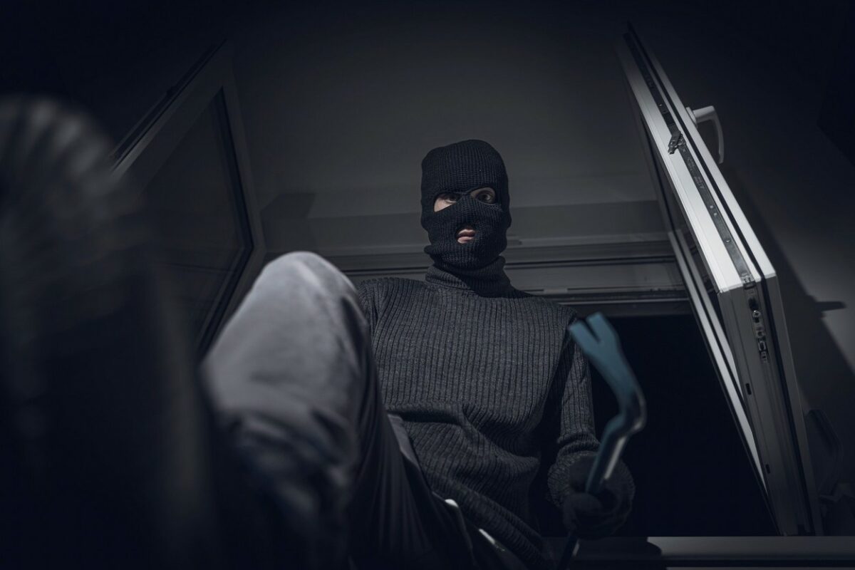 Serija vlomov v Ljubljani: ukradli za več deset tisoč evrov predmetov