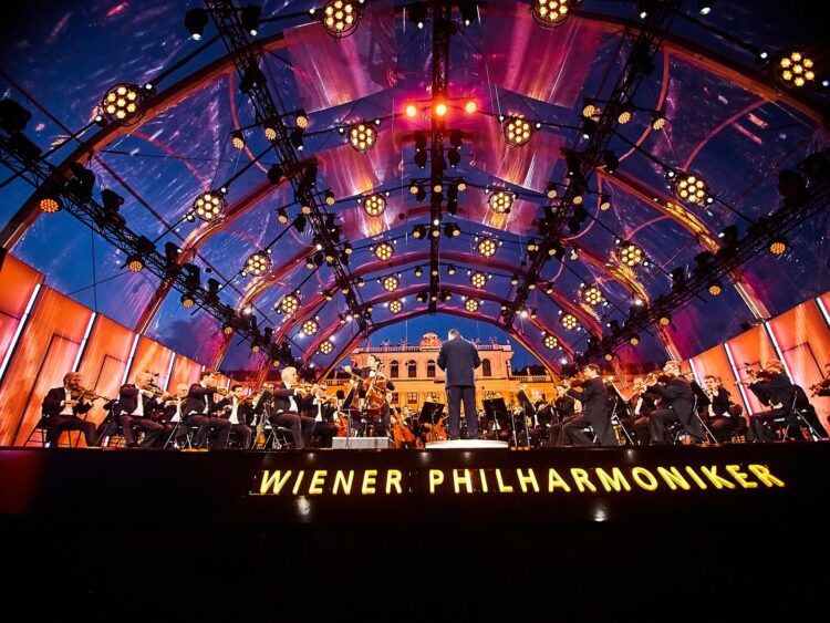 Tradicionalni koncert filharmonikov pred palačo Schönbrunn