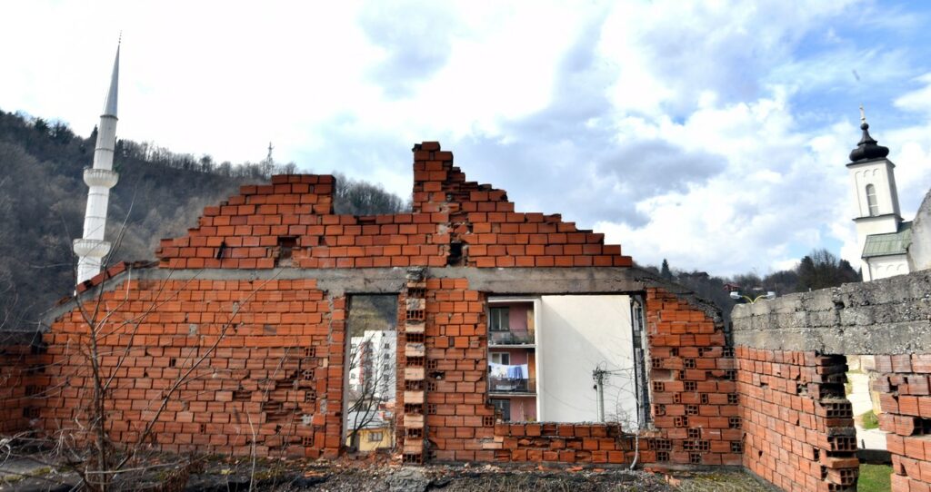 Porušena hiša v Srebrenici