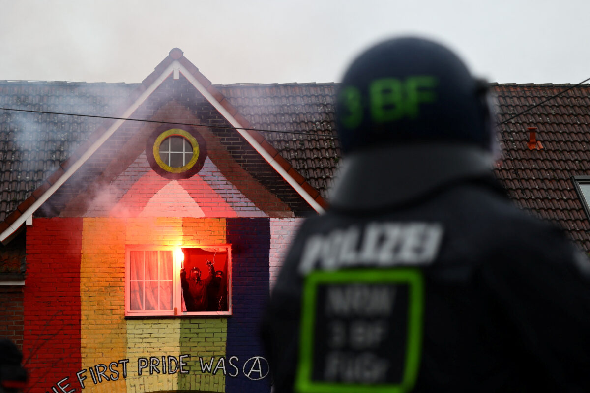 Die Polizei räumt ein von Umweltaktivisten besetztes deutsches Dorf