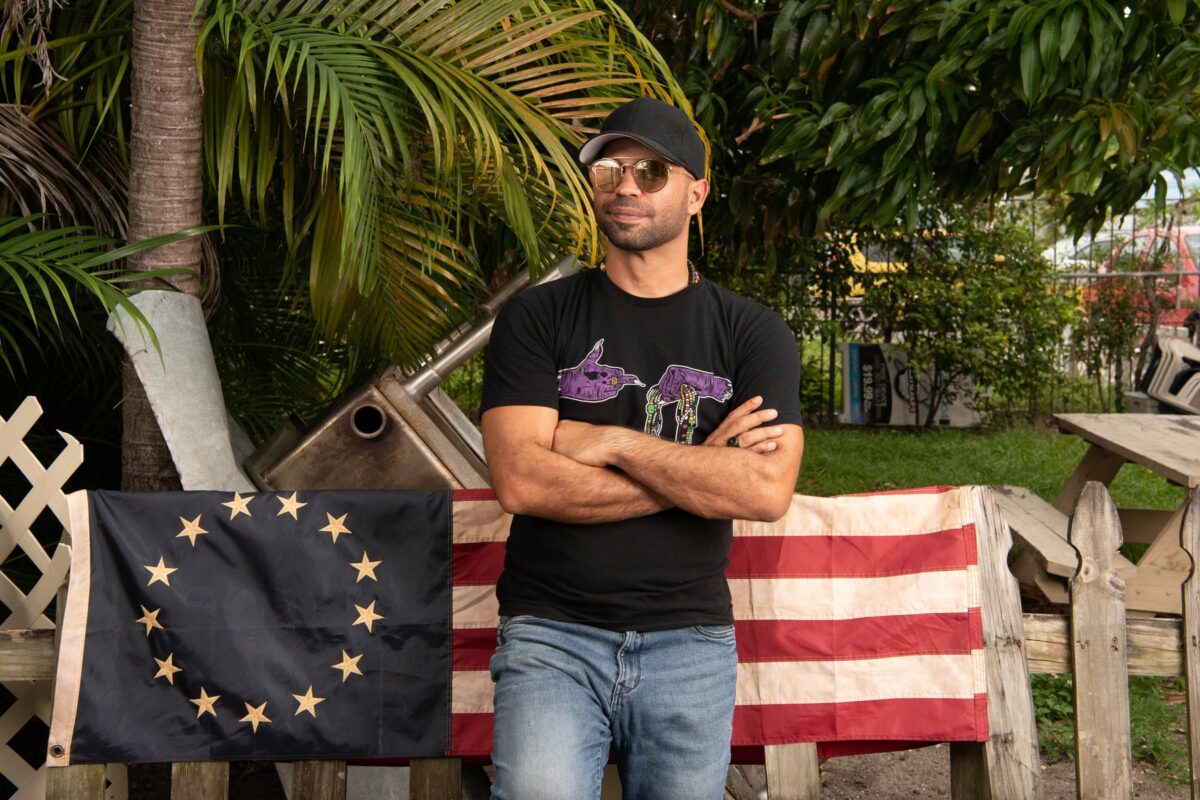 Zaradi sodelovanja v napadu na kongres začeli sojenje Ponosnim fantom