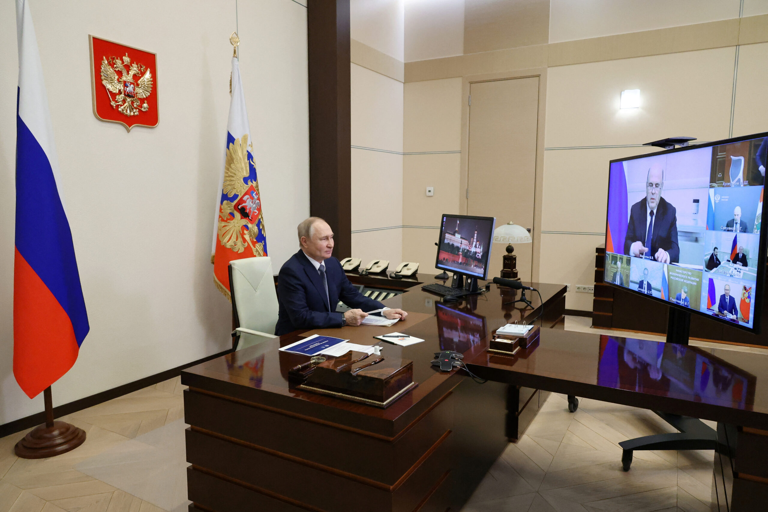 Ruski predsednik Vladimir Putin sestankuje v Kremlju