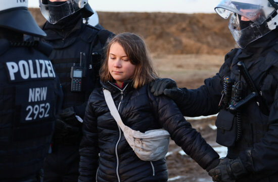 Aktivistko Greto Thunberg so pridržali med protesti proti rudniku Garzweiler 2