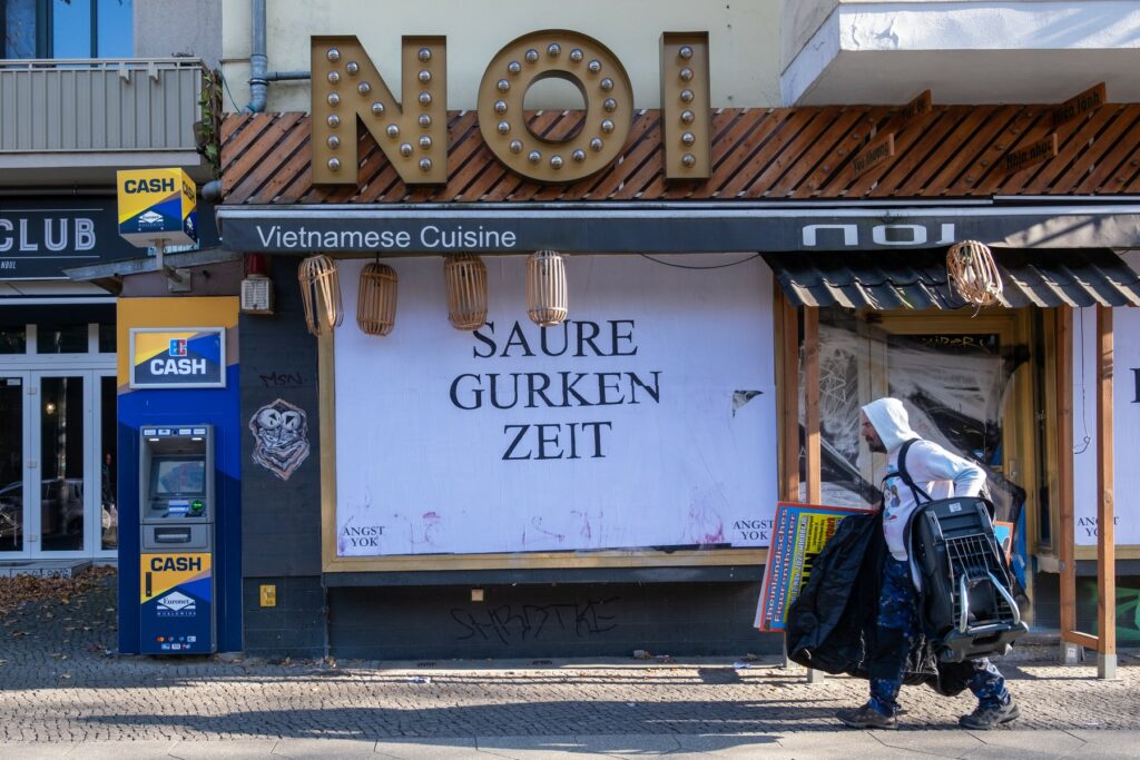 plakat z napisom čas kislih kumaric naznanja recesijo v Nemčiji