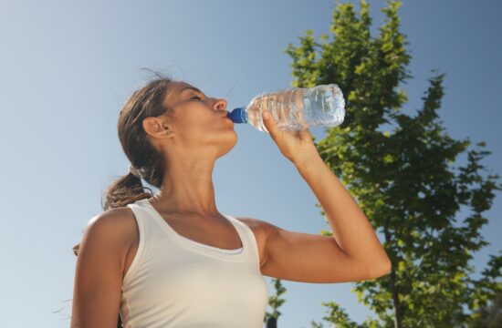 Ženska pije vodo