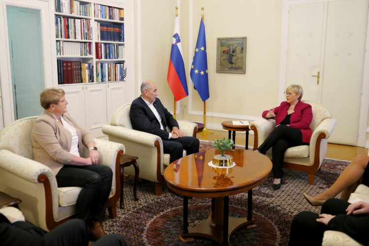 Predsednica republike Nataša Pirc Musar se je srečala s predsednikom SDS Janezom Janšo in vodjo poslanske skupine SDS Jelko Godec.