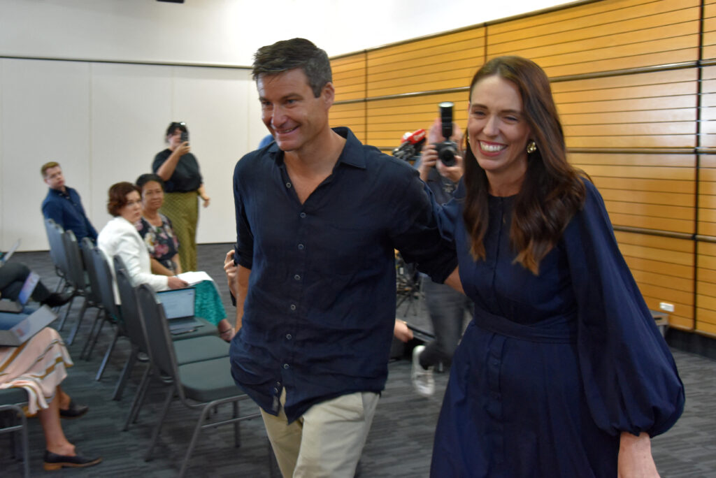 Novozelandska premierka Jacinda Ardern odhaja s partnerjem Clarke Gayford z novinarske konference, na kateri je napovedala odstop