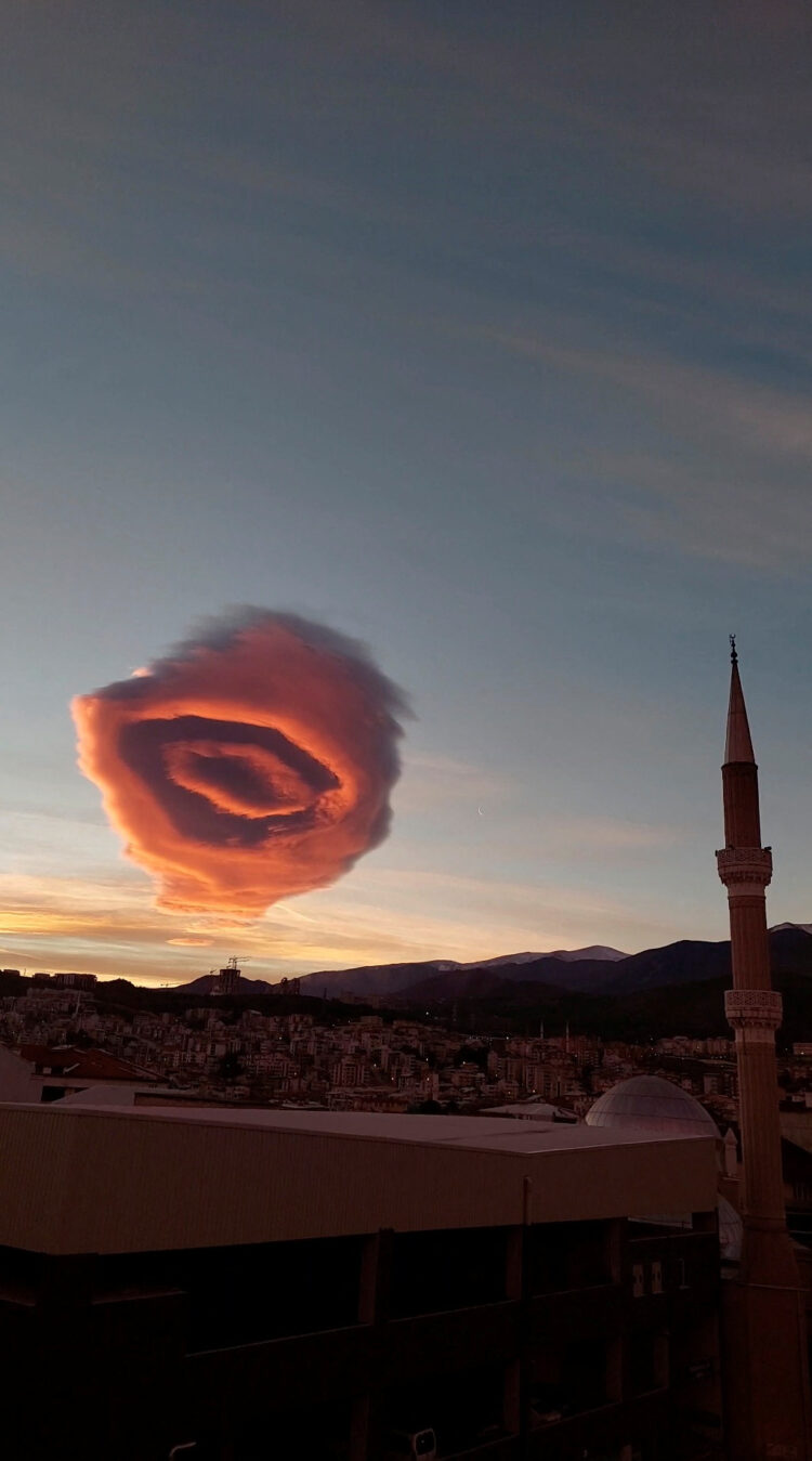 Lečasti oblak nad turškim mestom Bursa