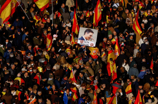 V Madridu na tisoče ljudi protestiralo proti levi vladi premierja Pedra Sancheza