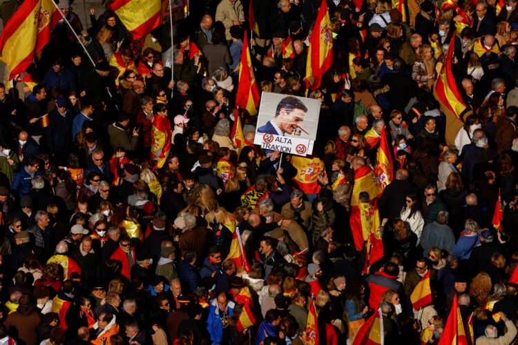 V Madridu na tisoče ljudi protestiralo proti levi vladi premierja Pedra Sancheza