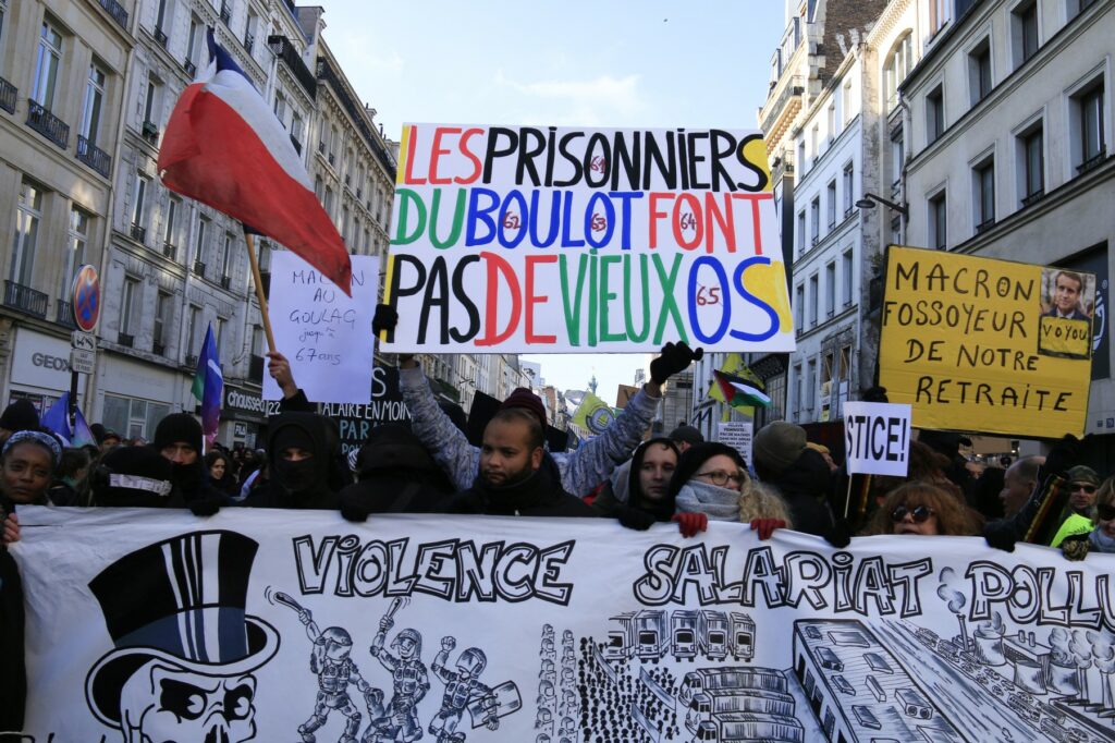 protesti v parizu proti pokojninski reformi