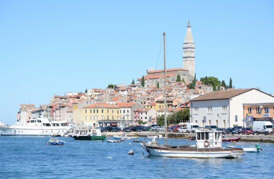 Nemci o “nenavadnem” pojavu na Hrvaškem: ob obali se širi rjava sluz