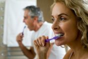 Kdaj si je bolje umivati zobe: pred ali po zajtrku?