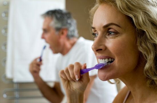 Kdaj si je bolje umivati zobe: pred ali po zajtrku?