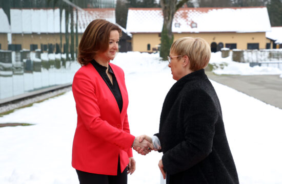 Tanja Fajon in Nataša Pirc Musar na posvetu slovenske diplomacije