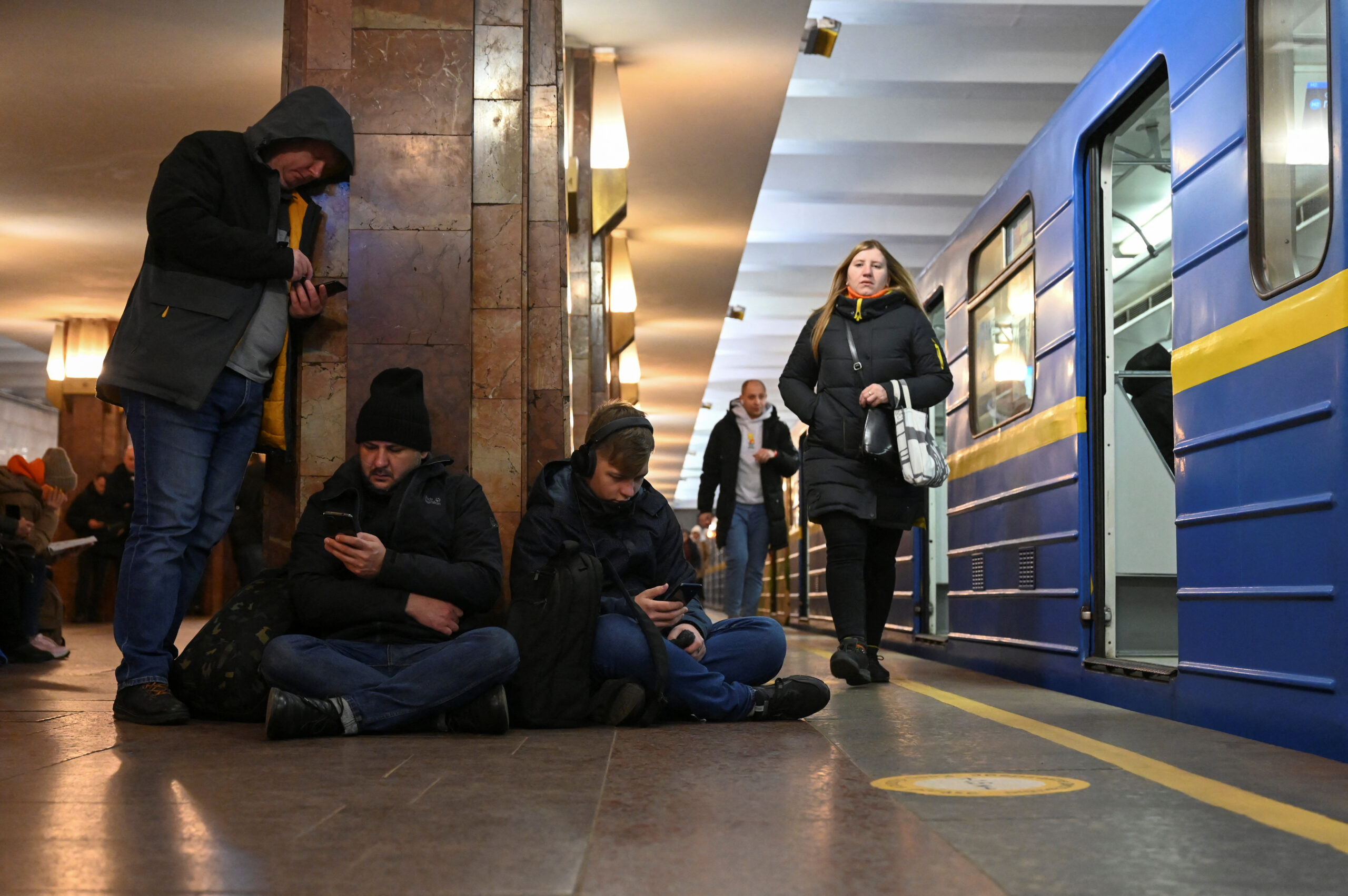 Prebivalci Kijeva so se pred zračnimi napadi zatekli na postajo podzemne železnice.