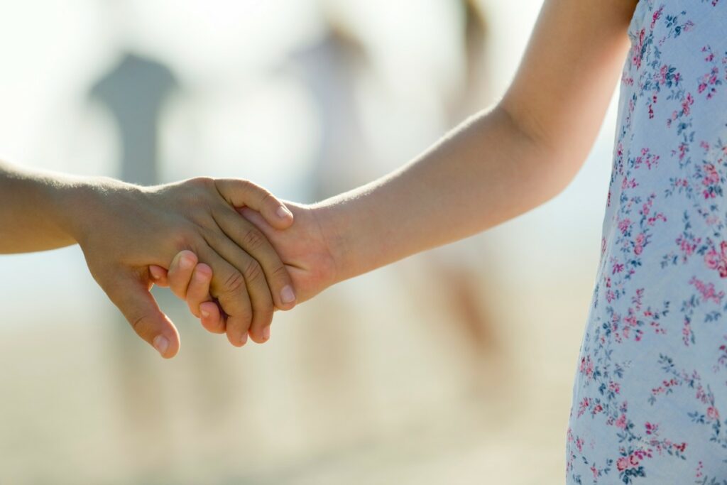otroka se držita za roke