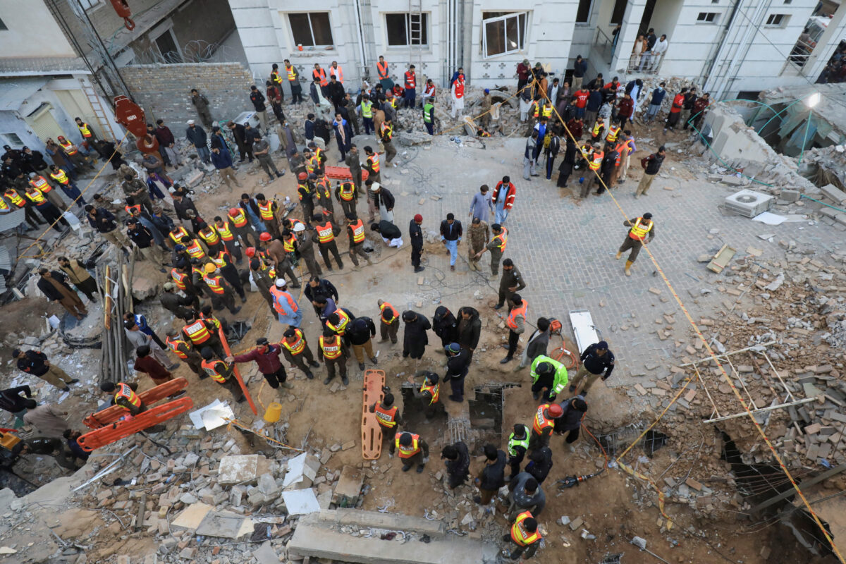 Pakistan von einer tödlichen Explosion in einer Moschee erschüttert: mindestens 59 Tote