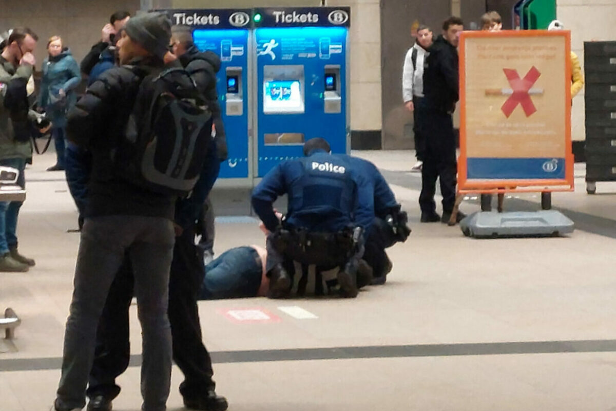 Napadalec z nožem v Bruslju poškodoval tri ljudi