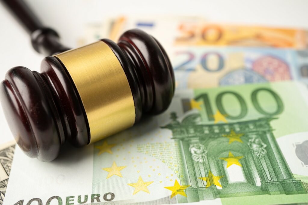 evro, denar, sodnik, sodišče