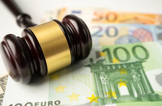 sodišče, evro, plače