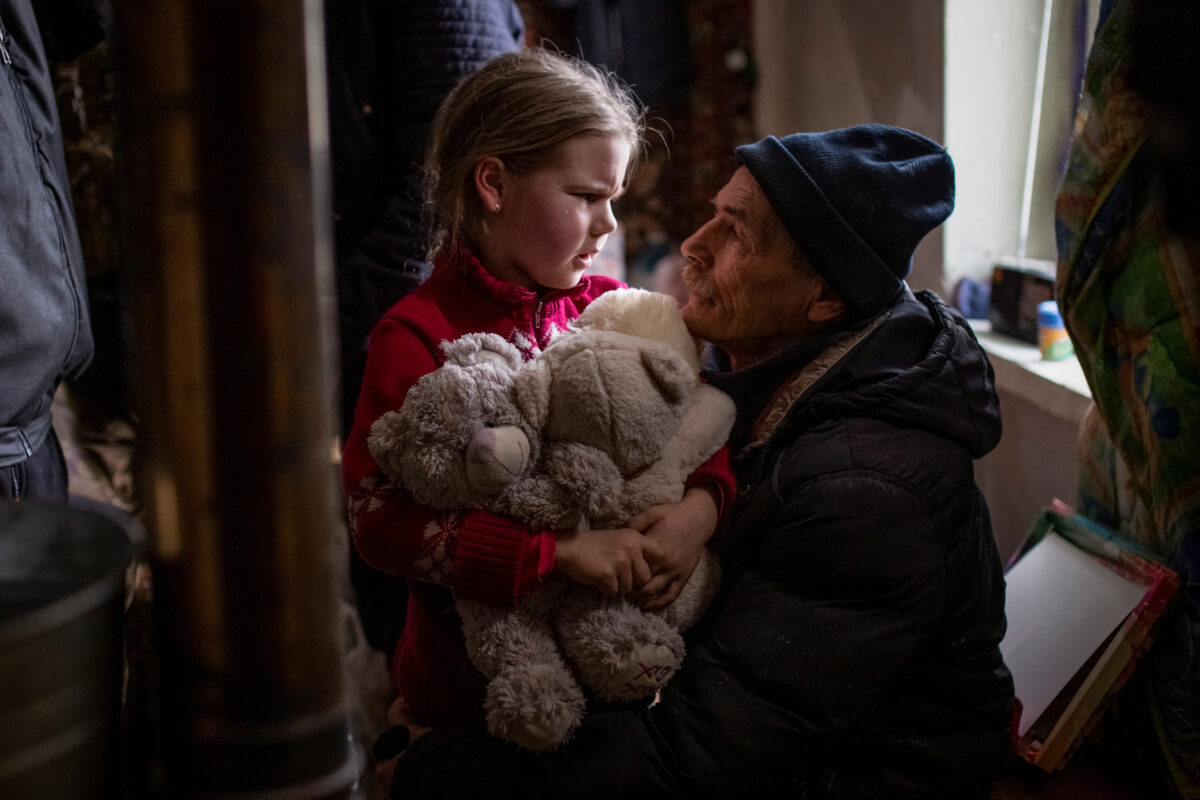 Iz Bahmuta rešili šestletno deklico Arino. “Na našem dvorišču je eksplodiralo”