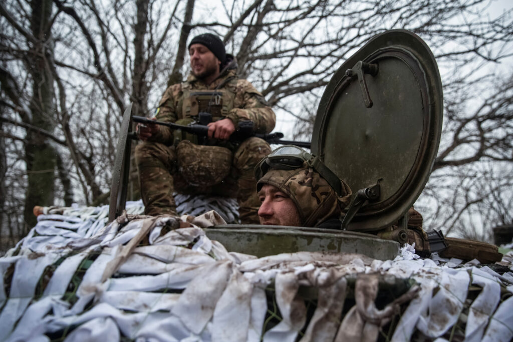ukrajinska vojaka na frontni liniji v Donecku