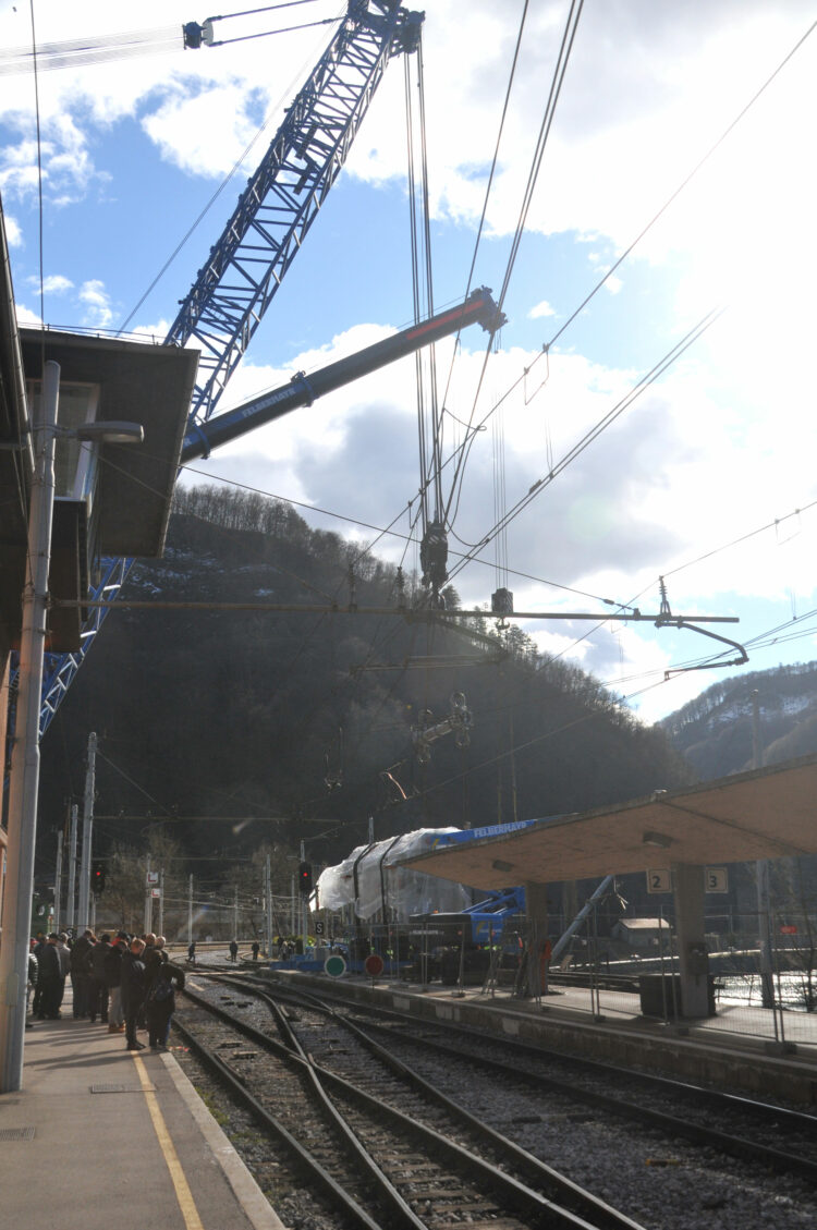 Na postaji Zidani Most so dviginili prevrnjen transformator.