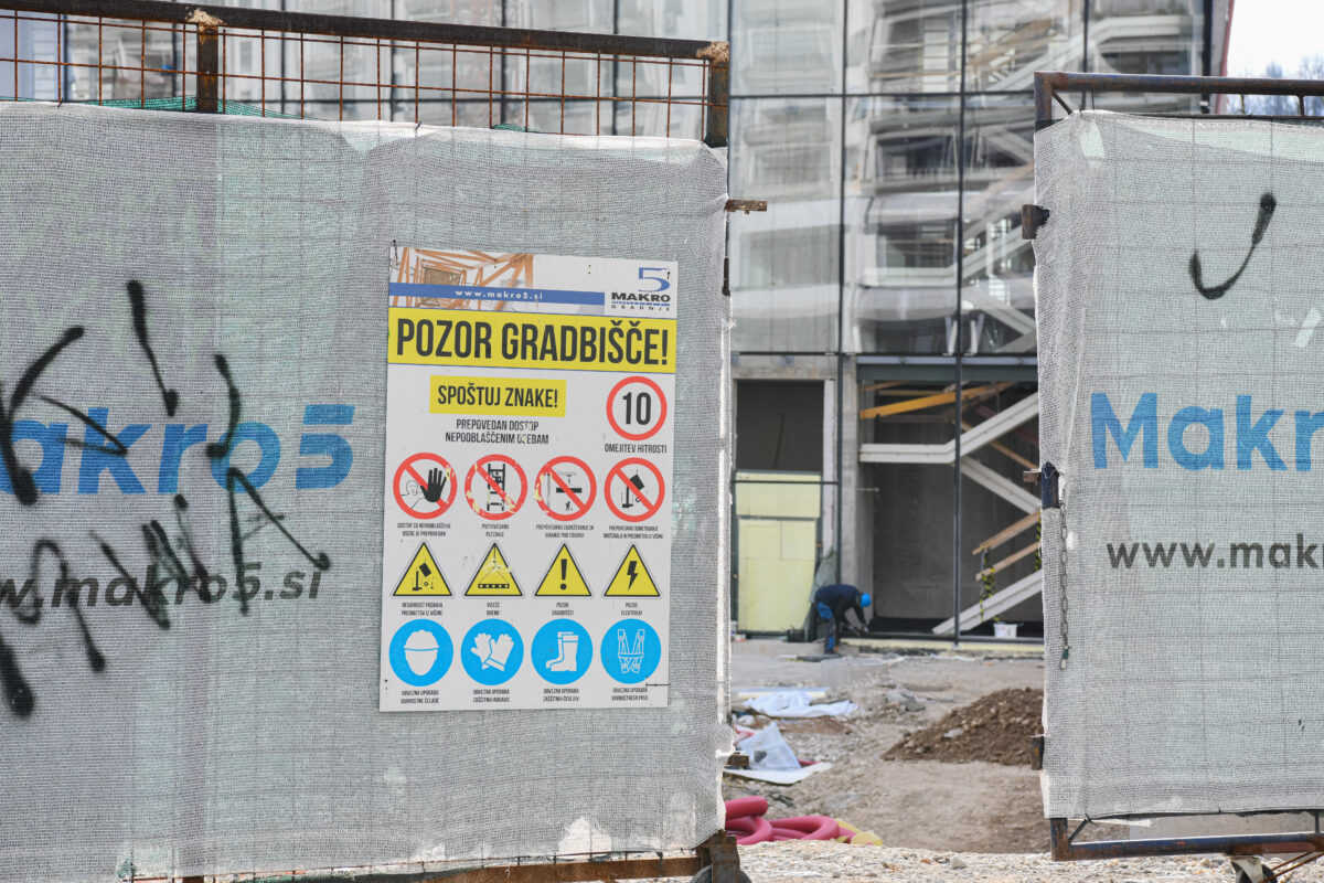 Delavci so se zastrupili z monoksidom na gradbišču Roga. Bi sploh smeli delati?