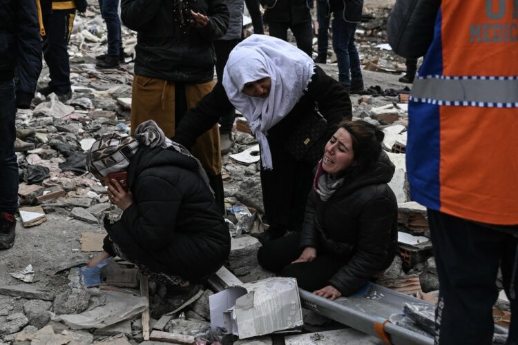 Ženska joka po potresu v Turčiji