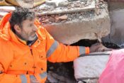 Oče drži za roko mrtvo hčerko, ki je zasuta pod stavbo, ki jo je porušil uničujoč potres v Turčiji in Siriji.