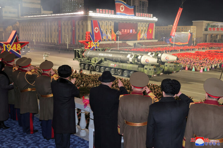 Severna Koreja je ob 75-letnici oboroženih sil na vojaški paradi v Pjongjangu predstavila svojo oborožitev