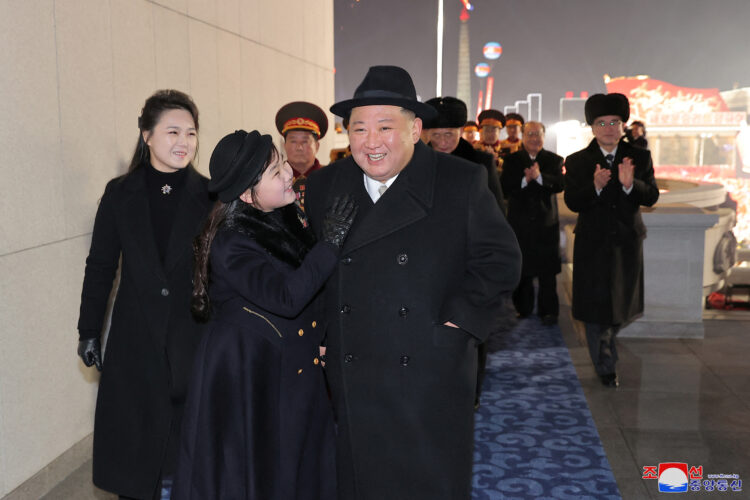 Kim Džong Un na vojaški paradi z ženo in hčerko