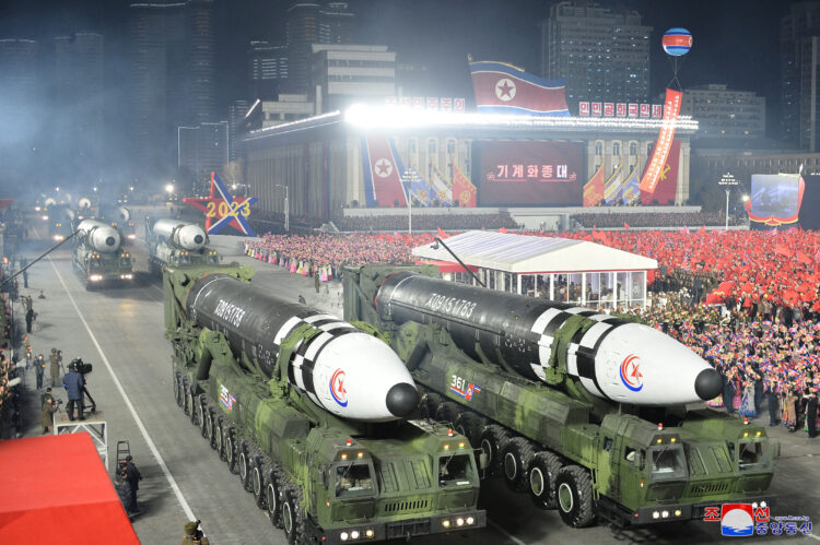 Severna Koreja je ob 75-letnici oboroženih sil na vojaški paradi v Pjongjangu predstavila svojo oborožitev