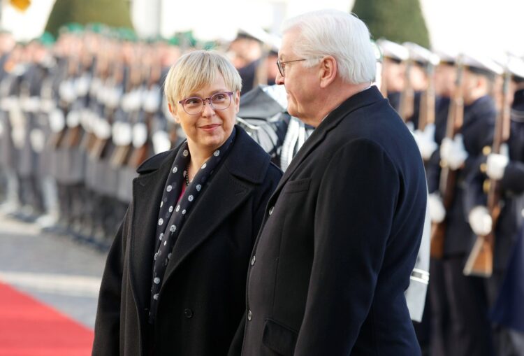 Nemški predsednik Frank-Walter Steinmeier je danes na predstavitvenem obisku gostil slovensko predsednico Natašo Pirc Musar
