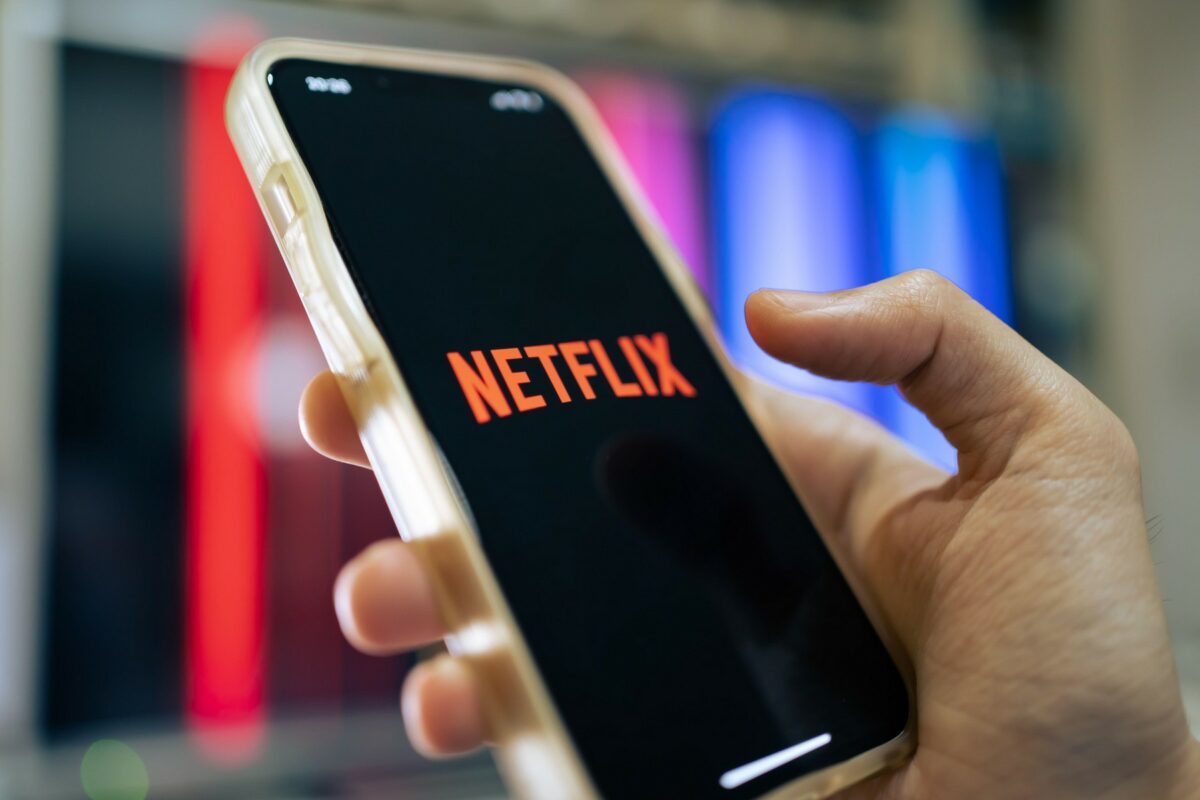 A Netflix ampliou a lista de países onde cobrará extra pelo compartilhamento de senhas