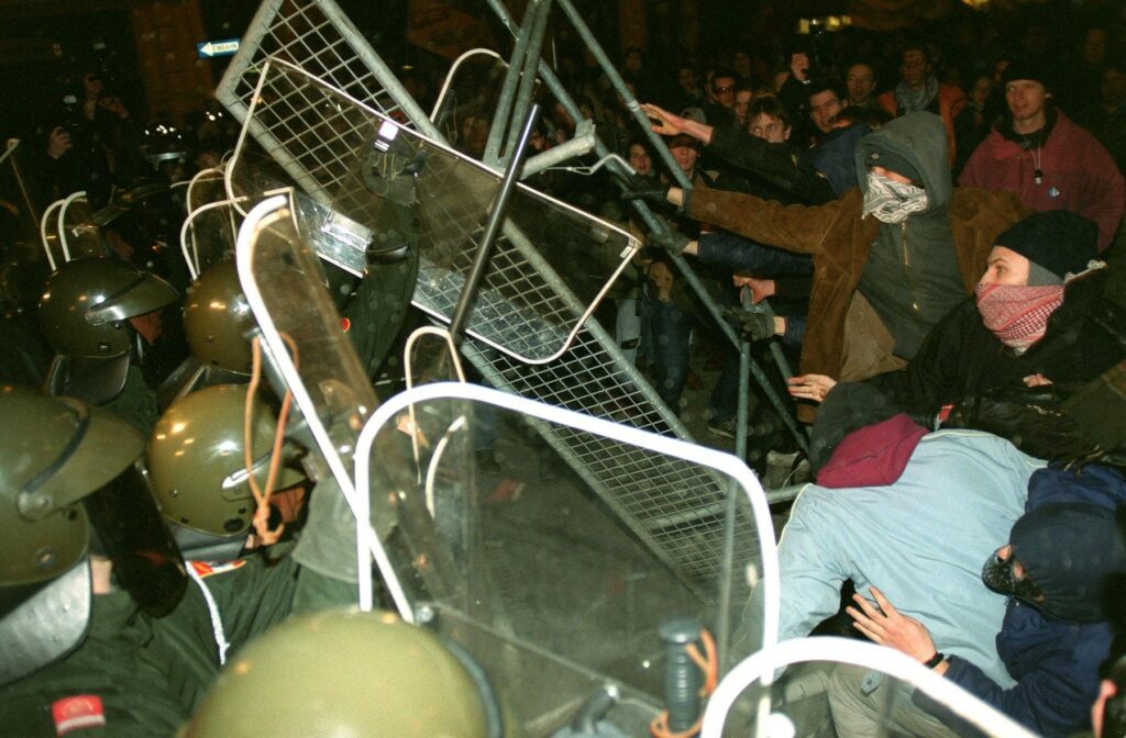protesti na Opernem plesu leta 2000 na Dunaju
