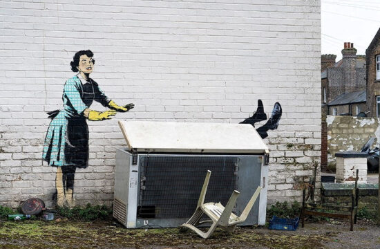 Banksy z valentinovim grafitom opozarja na nasilje v družini. Valentinova maskara