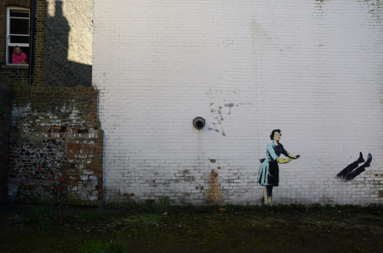 Banksy z valentinovim grafitom opozarja na nasilje v družini. Valentinova maskara
