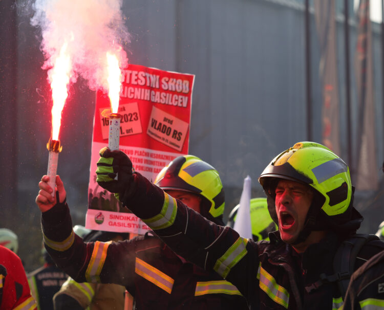 Protest poklicnih gasilcev