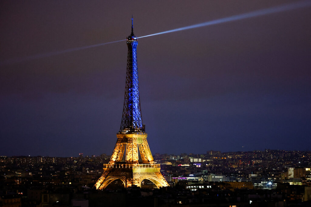 Eiffelov stolp, pariz, obletnica vojne v ukrajini
