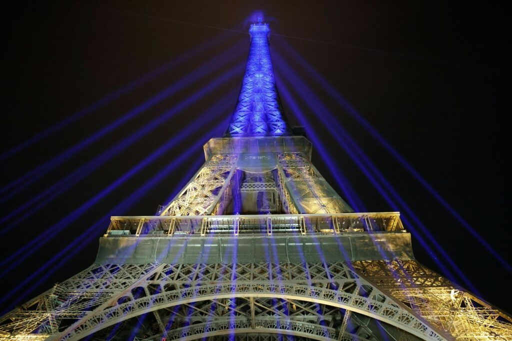 Eiffelov stolp, pariz, obletnica vojne v ukrajini