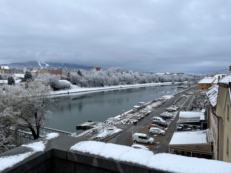 Sneg je pobelil Maribor.