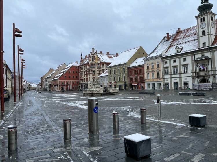 Sneg je pobelil Maribor.