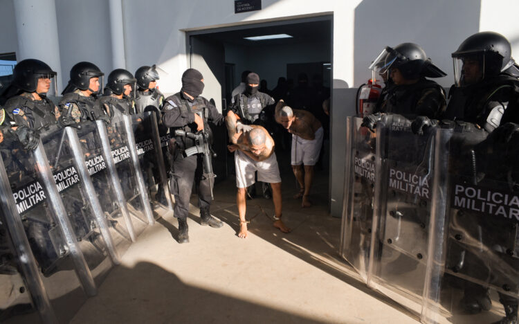 El Salvador je odprl "mega zapor", ki lahko sprejme 40 tisoč zapornikov.