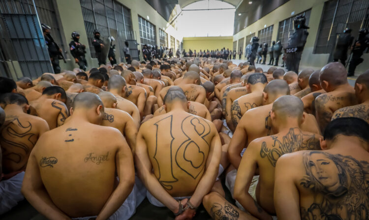 El Salvador je odprl "mega zapor", ki lahko sprejme 40 tisoč zapornikov.