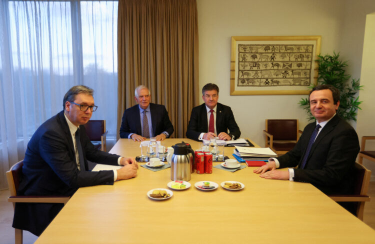 Srbski predsednik Aleksandar Vučić in kosovski premier Albin Kurti sta se srečala v Bruslju