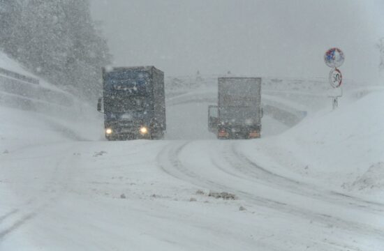 Tovornjak v snegu