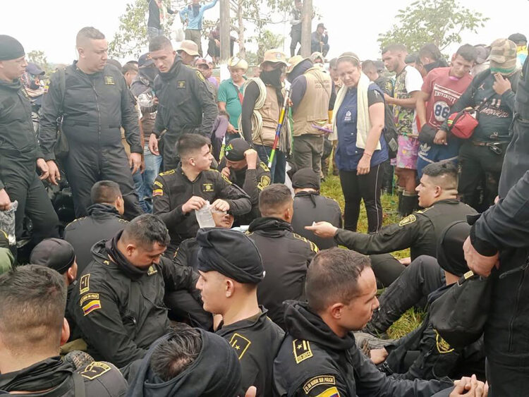 Za talce zajeti policisti in uslužbenci naftne družbe v Kolumbiji